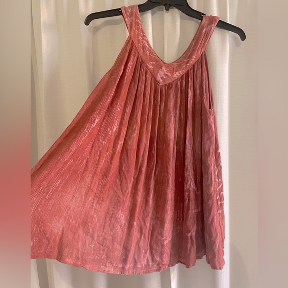 Flowy tunic style shirt. The label says "free size" but I'd consider it Large. - Picture 3 of 4